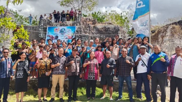 Foto bersama Wakil Bupati Rote Ndao Apremoi D. Dethan bersama Kepala PD dan peserta Lomba Renang Rote Spalsh