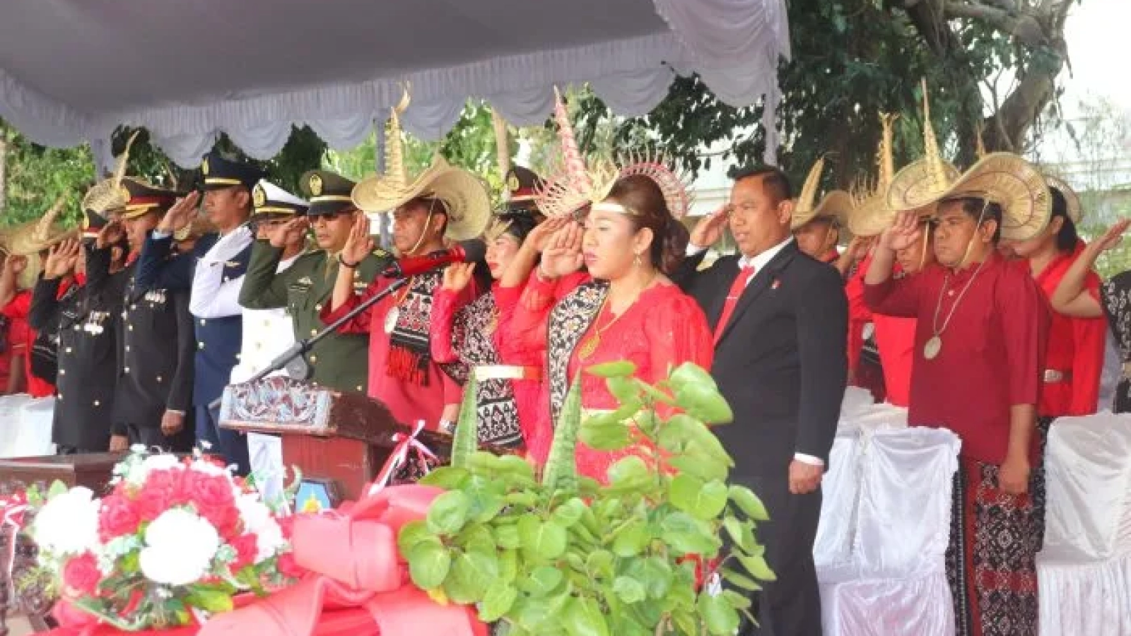 Pemkab Rote Ndao Hikmat menyelenggarakan Upacara Penurunana Bendera Peringatan HUT Republik Indonesia ke-81 Tahun 2026 yang dipimpin Wakil Bupati Rote Ndao Apremoi D. Dethan