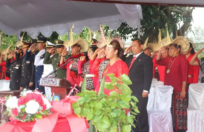 Pemkab Rote Ndao Hikmat menyelenggarakan Upacara Penurunana Bendera Peringatan HUT Republik Indonesia ke-81 Tahun 2026 yang dipimpin Wakil Bupati Rote Ndao Apremoi D. Dethan