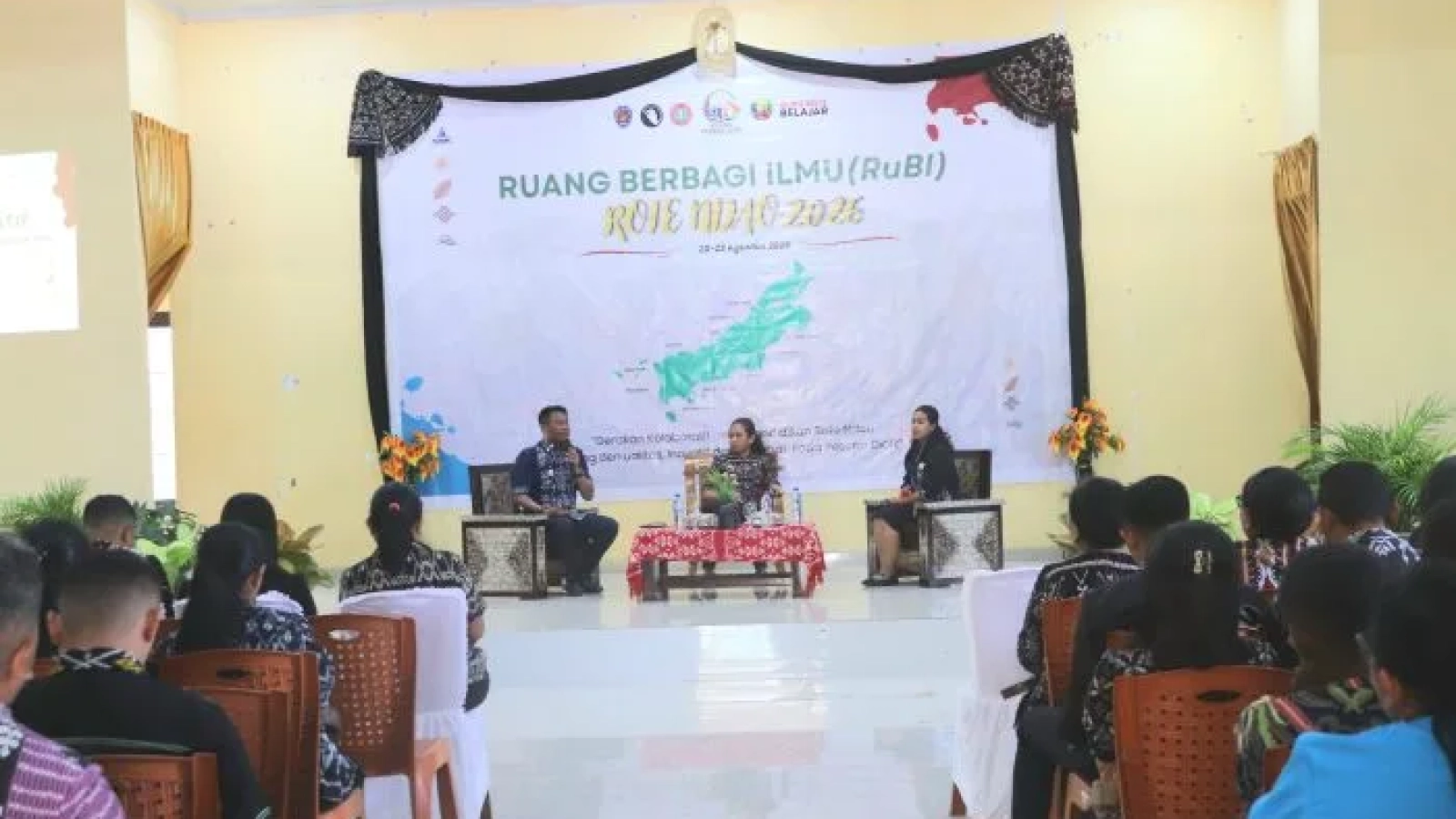 Bupati Rote Ndao Paulus Henuk dan Wakil Bupati Rote Ndao Apremoi D. Dethan saat menjadi pembicara pada talk show di kegiatan Ruang Berbagi Ilmu