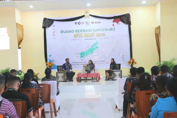 Bupati Rote Ndao Paulus Henuk dan Wakil Bupati Rote Ndao Apremoi D. Dethan saat menjadi pembicara pada talk show di kegiatan Ruang Berbagi Ilmu