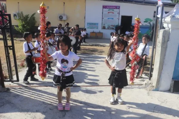 Bunda Paud Kab. Rote Ndao saat di sambut drumband peserta didik TK. Maifali