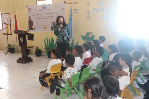 Bunda Paud Kab. Rote Ndao saat menyapa peserta didik TK Maifali.