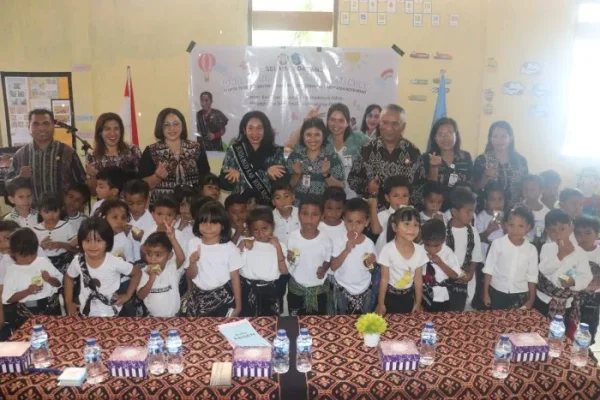 Foto bersama Bunda Paud Kab. Rote Ndao dengan peserta didik TK Maifali.