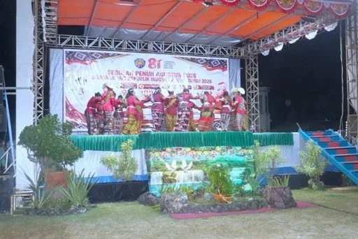 Tim Kebalai dari desa ketika tampil dimalam Panggung Hiburan Seni dan Budaya.