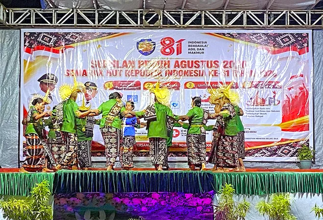 Lomba Tarian Kebalai mengisi panggung hiburan seni dan budaya Semarak HUT RI ke-81.
