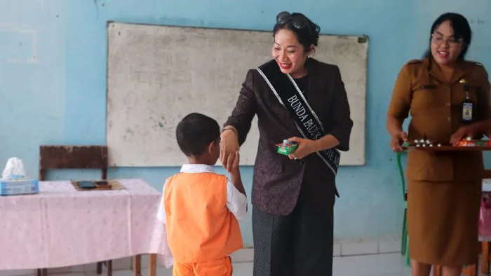 Buanda PAUD Kabupaten Rote Ndao Ny. Yanne Henuk-Pellokila saat membagikan bingkisan bagi anak-anak usia dini di TK Ebenhaezer Soao, Kecamatan Landu Leko