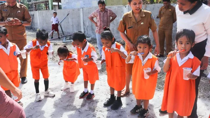 Anak-anak TK Ebenhaezer Soao mengikuti praktik menggosok gigi bersama yang dipandu tenaga kesehatan sebagai bagian dari Sosialisasi Perilaku Hidup Bersih dan Sehat (PHBS)