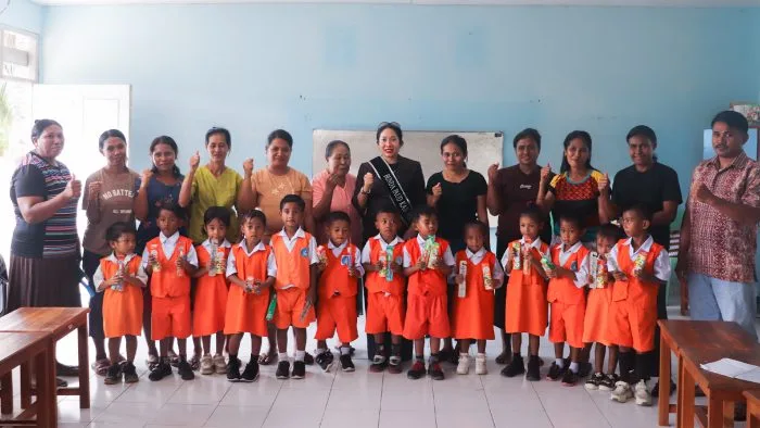 Bunda PAUD Kabupaten Rote Ndao, Ny. Yanne Henuk-Pellokila, berfoto bersama anak-anak TK Ebenhaezer Soao, para orang tua, guru, dan tenaga kesehatan usai kegiatan Sosialisasi Perilaku Hidup Bersih dan Sehat (PHBS) di Kecamatan Landu Leko,