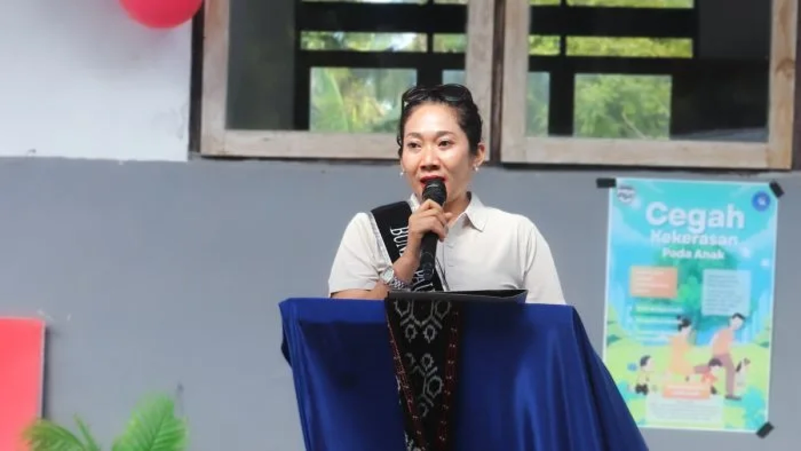 Bunda PAUD Kabupaten Rote Ndao, Ny. Yanne Henuk-Pellokila, saat menyampaikan sambutan dalam kegiatan edukasi pelestarian lingkungan di TK Maranatha Daeloni, Kecamatan Rote Selatan, Rabu (5/8/2026).
