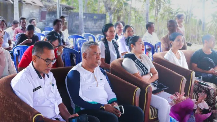 Bunda PAUD Kabupaten Rote Ndao, Ny. Yanne Henuk-Pellokila, didampingi Kepala Dinas Pendidikan Kabupaten Rote Ndao, Morids D. E. Bulan, S.Pd., M.Si., Tim Pokja Bunda PAUD Kabupaten Rote Ndao, serta ASN Dinas Pertanian dan Ketahanan Pangan saat melaksanakan kunjungan edukasi pelestarian lingkungan di TK Maranatha Daeloni, Kecamatan Rote Selatan.