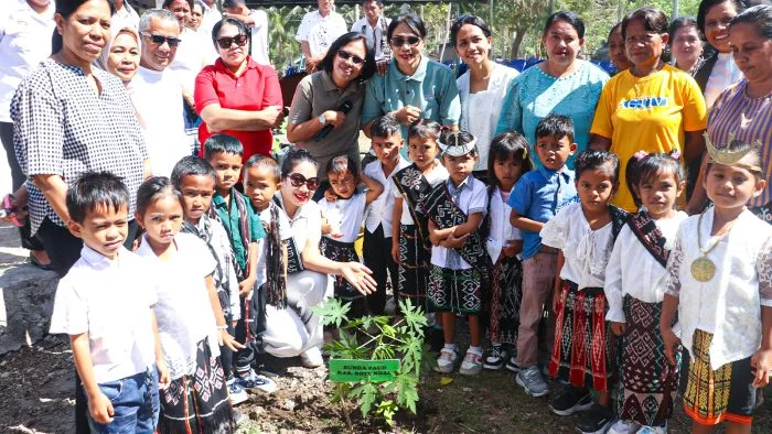 Bunda PAUD Kabupaten Rote Ndao, Ny. Yanne Henuk-Pellokila, bersama Kepala Dinas Pendidikan Kabupaten Rote Ndao, Morids D. E. Bulan, S.Pd., M.Si., Tim Pokja Bunda PAUD Kabupaten Rote Ndao, ASN Dinas Pertanian dan Ketahanan Pangan, Kepala TK Maranatha Daeloni, guru, orang tua siswa, dan masyarakat melakukan foto bersama usai kegiatan penanaman bibit sebagai bagian dari edukasi pelestarian lingkungan di TK Maranatha Daeloni, Kecamatan Rote Selatan.