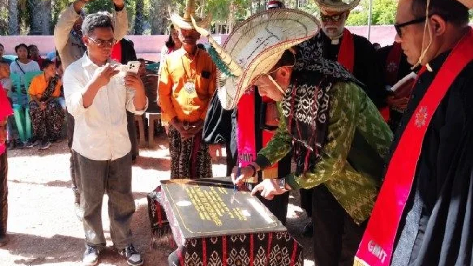Bupati Rote Ndao Paulus Henuk menandatangani prasasti peresmian Gedung Gereja GMIT Kalvari Batulai, Klasis Lole Barat Kecamatan Lobalain.