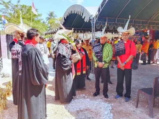 Penanaman anakan kelapa dihalaman Bupati Rote Ndao Paulus Henuk menandatangani prasasti peresmian Gedung Gereja GMIT Kalvari Batulai.
