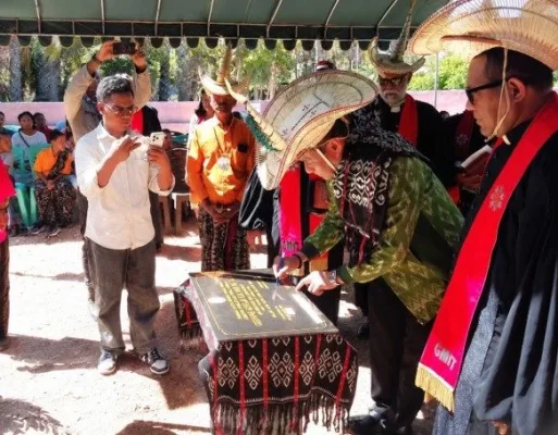 Bupati Rote Ndao Paulus Henuk menandatangani prasasti peresmian Gedung Gereja GMIT Kalvari Batulai, Klasis Lole Barat Kecamatan Lobalain.