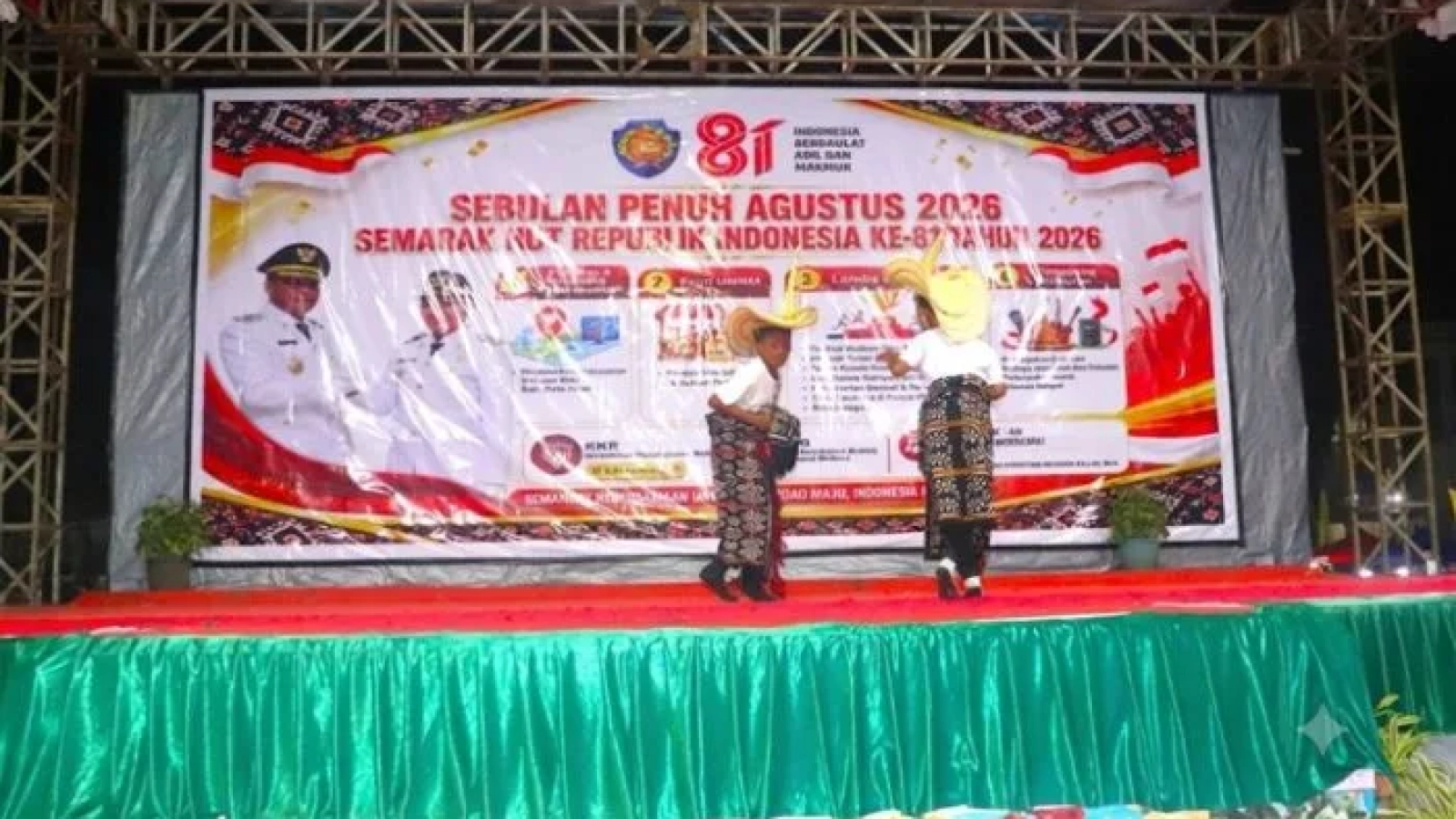 Dua orang pelajar menari Foti di malam Panggung Hiburan Seni dan Budaya.