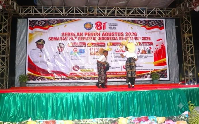 Dua orang pelajar menari Foti di malam Panggung Hiburan Seni dan Budaya.