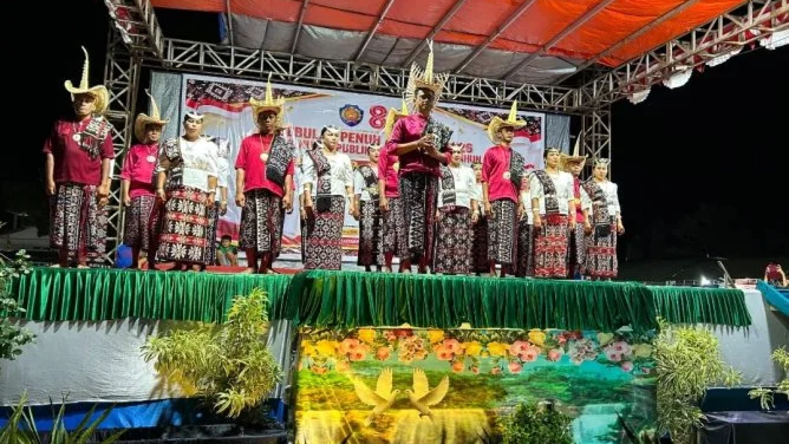 Penampilan peserta Lomba Kebalai dari Desa Holoama