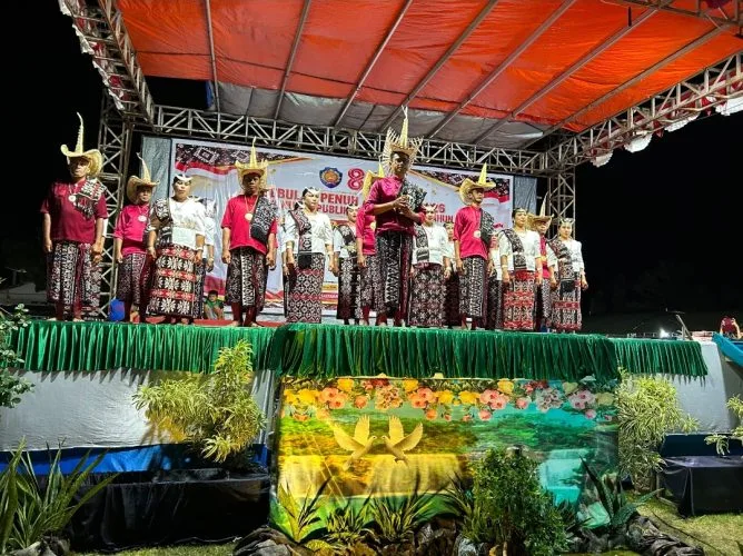 Penampilan peserta Lomba Kebalai dari Desa Holoama