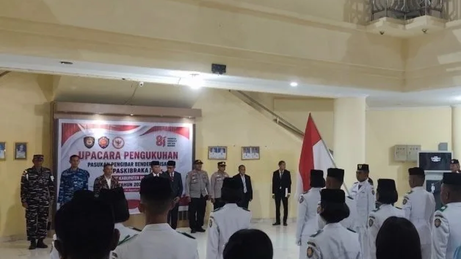 Bupati Rote Ndao,Paulus Henuk, S.H. saat mengukuhkan anggota Pasukan Pengibar Bendera Pusaka (Paskibraka) Kabupaten Rote Ndao dalam rangka memperingati Hari Ulang Tahun ke-81 Kemerdekaan Republik Indonesia.