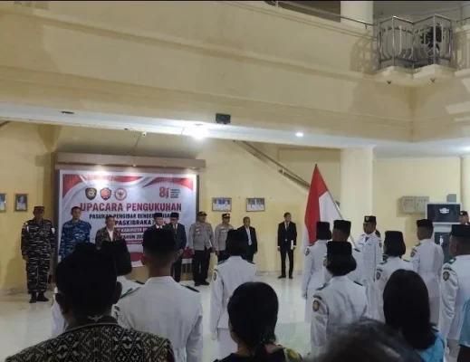 Bupati Rote Ndao,Paulus Henuk, S.H. saat mengukuhkan anggota Pasukan Pengibar Bendera Pusaka (Paskibraka) Kabupaten Rote Ndao dalam rangka memperingati Hari Ulang Tahun ke-81 Kemerdekaan Republik Indonesia.