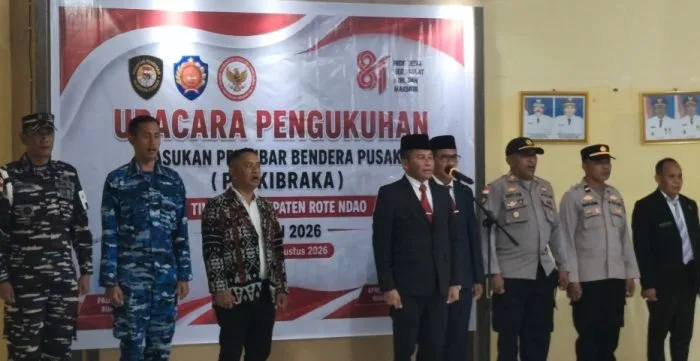 Bupati Rote Ndao,Paulus Henuk, S.H. saat membacakan sambutan pada acara pengukuhkan anggota Pasukan Pengibar Bendera Pusaka (Paskibraka) Kabupaten Rote Ndao.