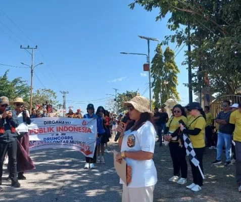 Wakil Bupati Rote Ndao saat melepas peserta Karnaval HUT RI ke-81 Tingkat Kab. Rote Ndao.