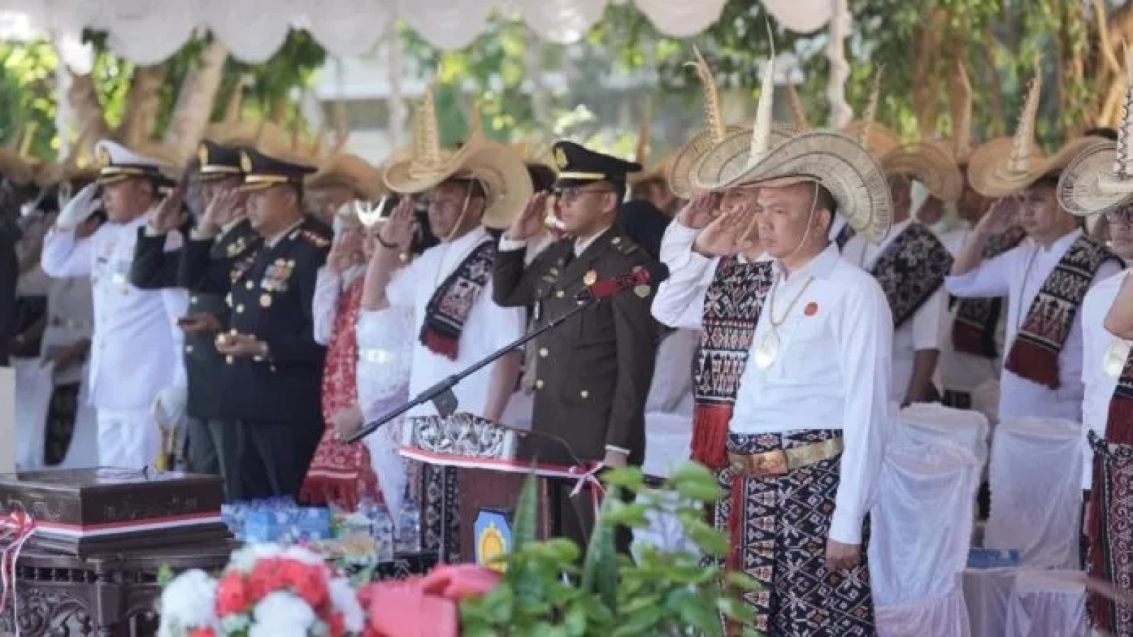 Direktur Jenderal Pengelolaan Kelautan, A. Koswara saat memimpin upacara kenaikan Bendera Merah Putih dalam rangka HUT RI ke-81