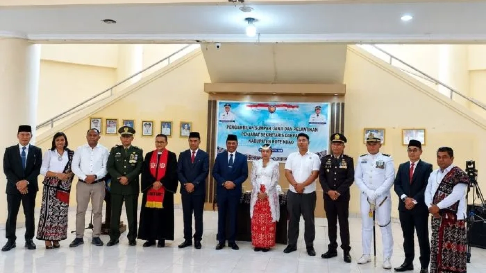 Foto bersama usai pelantikan penjabat Sekda Kab. Rote Ndao