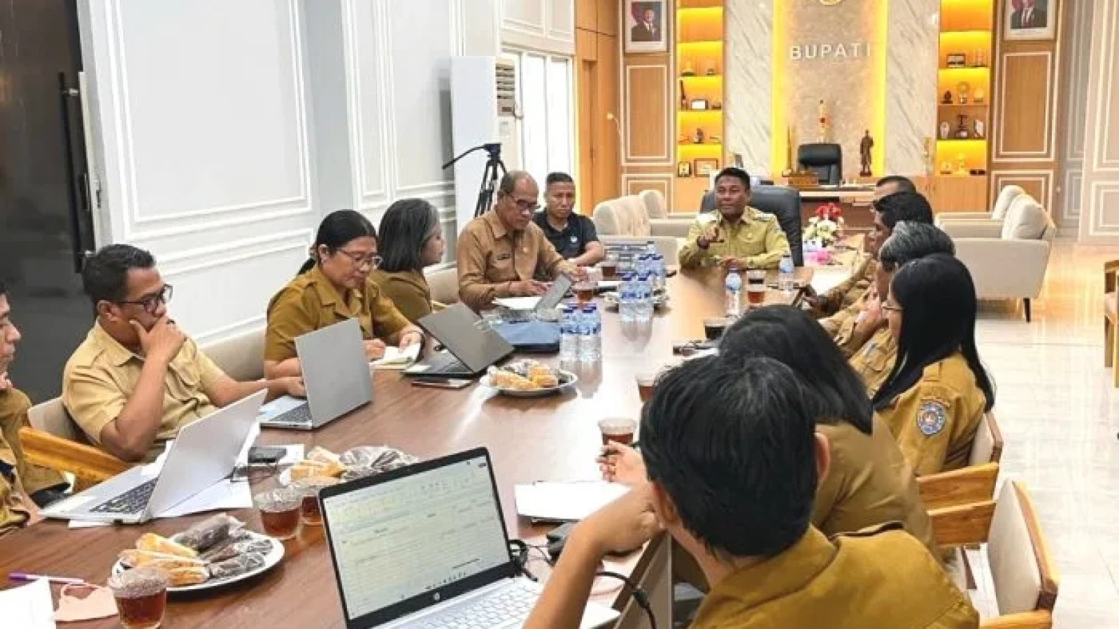 Bupati Paulus Henuk saat memimpin Rapat Koordinasi Percepatan Penanganan dan Pembenahan RSUD