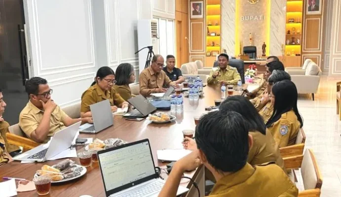 Bupati Paulus Henuk saat memimpin Rapat Koordinasi Percepatan Penanganan dan Pembenahan RSUD