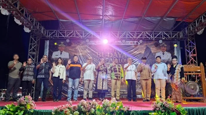 Foto bersama saat pemukulan gong tands dibuka kegiatan Festival Rote Malole