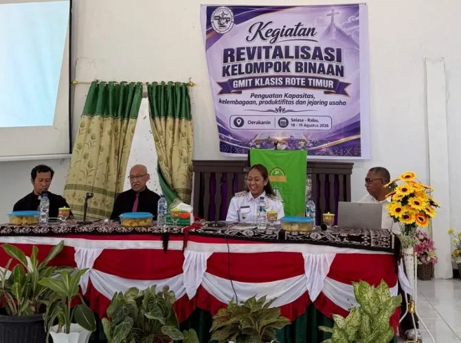 Pamateri pada pada kegiatan Pertemuan Revitalisasi Kelompok Binaan GMIT Klasis Rote Timur