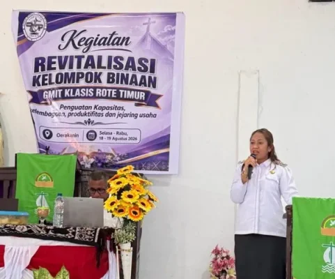 Wakil Bupati Rote Ndao Apremoi D. Dethan saat membawakan materi pada kegiatan Pertemuan Revitalisasi Kelompok Binaan GMIT Klasis Rote Timur