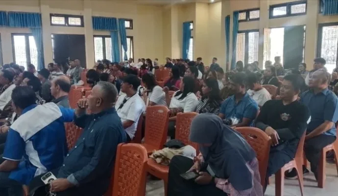 Relawan Rote Mengajar saat megikuti kegiatan refleksi