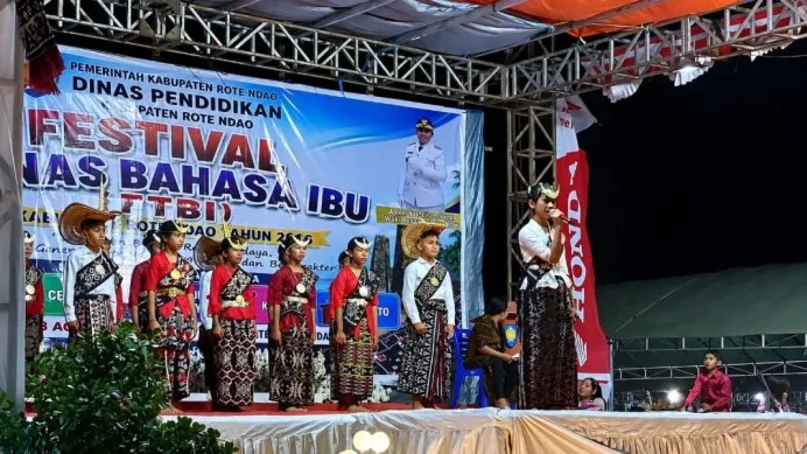 Penampilan salah satu peserta pada Festival Bahasa Ibu Tingkat Kabupaten Rote Ndao Tahun 2026.