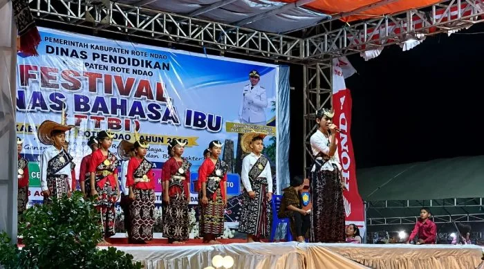 Penampilan salah satu peserta pada Festival Bahasa Ibu Tingkat Kabupaten Rote Ndao Tahun 2026.
