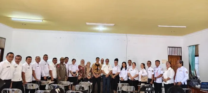 Asisten Pemerintahan dan Kesejahteraan Rakyat Sekretaris Daerah Kabupaten Rote Ndao, Petson S. Hangge, S.Sos., bersama jajaran Badan Pengawasan Keuangan dan Pembangunan (BPKP), para Kepala Perangkat Daerah, dan Tim Satgas SPIP Kabupaten Rote Ndao usai pertemuan Penilaian Mandiri SPIP dan Penjaminan Kualitas SPIP di Aula Inspektorat Kabupaten Rote Ndao, Rabu (5/8/2026).