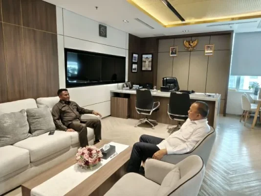 Bupati Rote Ndao Paulus Henuk, SH bersama Direktur Jenderal PK saat membahas percepatan pelaksanaan K-SIGN sebagai bagian dari upaya mendorong pengembangan potensi garam dan pertumbuhan ekonomi di Kabupaten Rote Ndao, Jakarta, Senin (10/08/2026).
