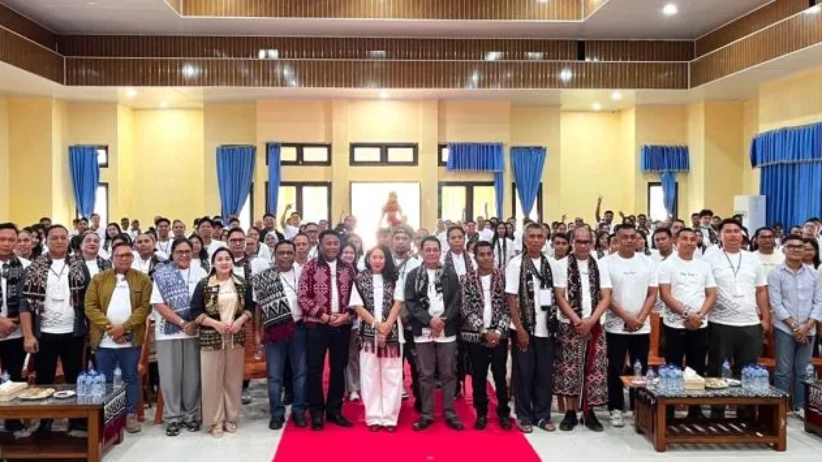 Para Relawan Rote Mengajar 2026 bersama Bupati Rote Ndao Paulus Henuk, Pj. Sekda Daniel W. Nalle, Ketua TP PKK Rote Ndao Yanne Henuk-Pellokila, pimpinan perangkat daerah dan panitia.