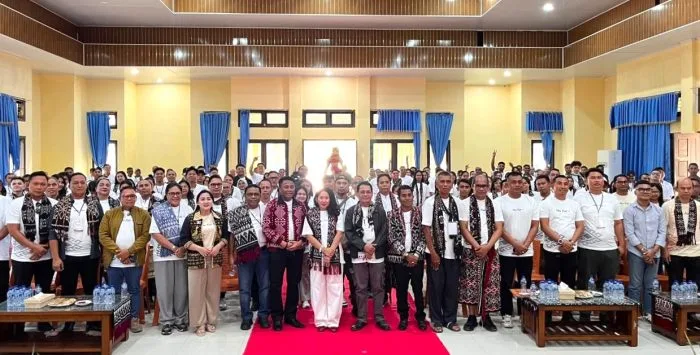 Para Relawan Rote Mengajar 2026 bersama Bupati Rote Ndao Paulus Henuk, Pj. Sekda Daniel W. Nalle, Ketua TP PKK Rote Ndao Yanne Henuk-Pellokila, pimpinan perangkat daerah dan panitia.