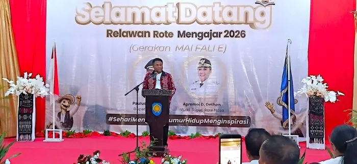 Bupati Rote Ndao Paulus Henuk memberikan sambuatn membuka secara resmi kegiatan Rote Mengajar 2026.