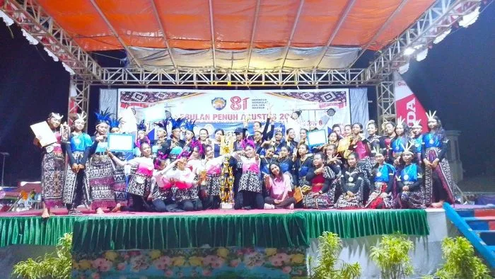 Peserta lomba Tari Kreasi foto berssama usai pelaksanaan lomba.