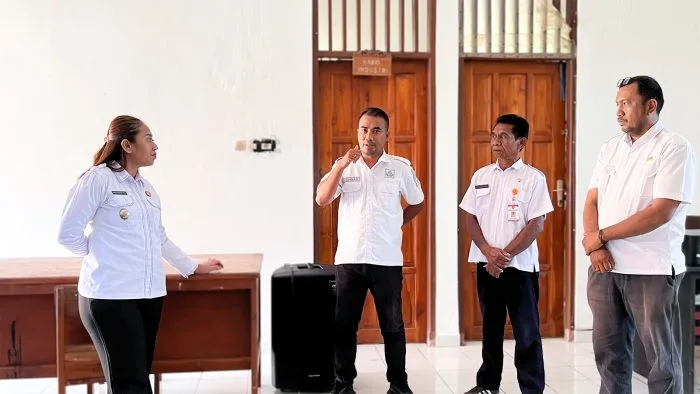 Wakil Bupati Rote Ndao Apremoi D. Dethan saat meninjau kebersihan dan kesiapan pelayanan di Dinas Koperasi, Usaha Kecil Menengah dan Perindustrian Perdagangan Kabupaten Rote Ndao.
