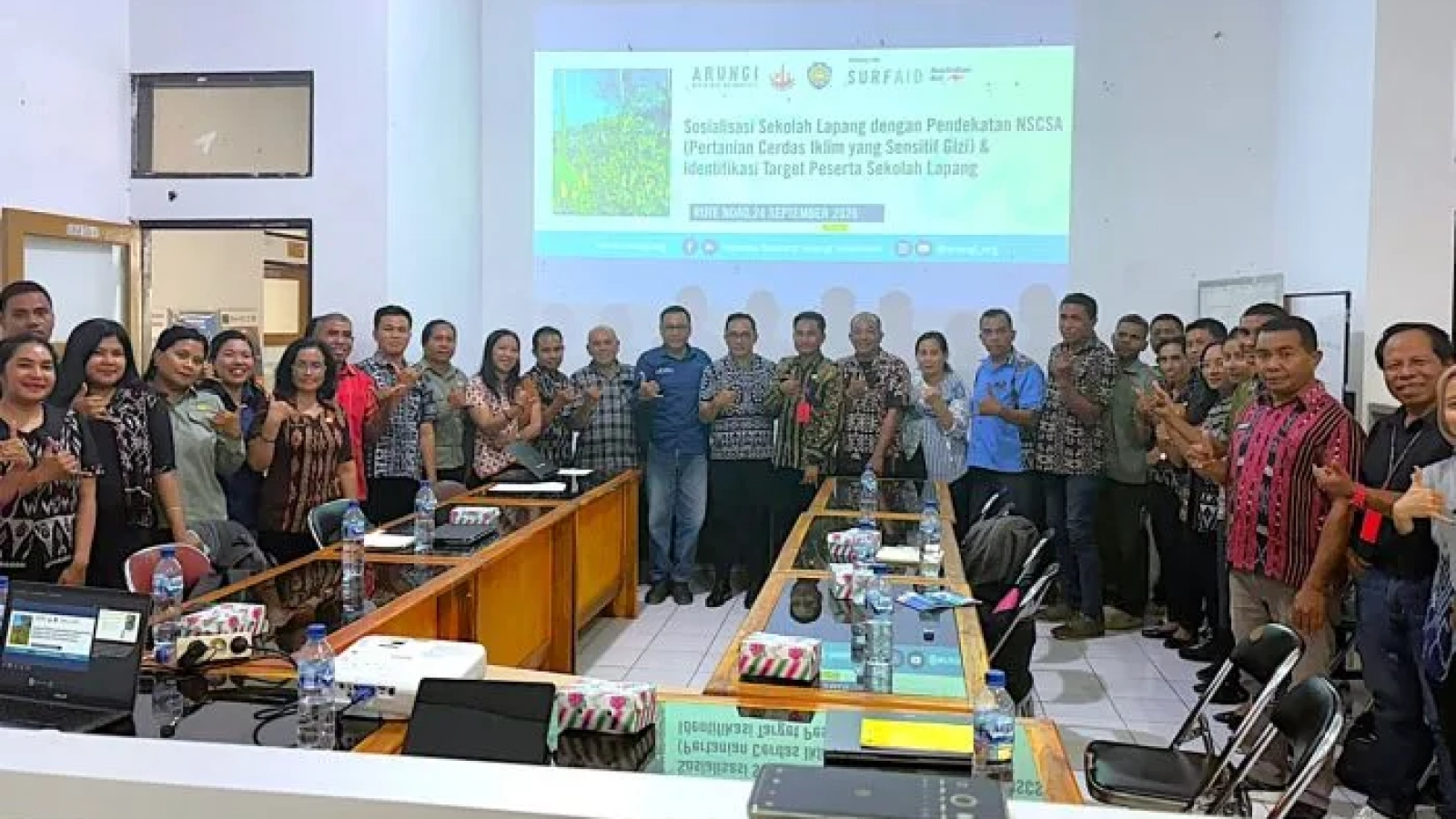 Foto bersama Peserta Sosialisasi Sekolah Lapang NSCSA bertempat di Aula Bapperida Kabupaten Rote Ndao.