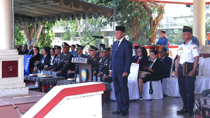 Bupati Rote Ndao Paulus Henuk, SH memimpin upacara peringatan Hari Perhubungan Nasional Tahun 2026 tingkat Kabupaten Rote Ndao.