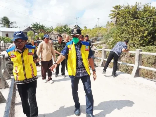 Bupati melakukan Monev di Ruas Jalan Oele–Batulilok (Lapen) di Desa Batulilok, Kecamatan Rote Selatan.
