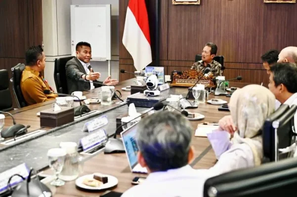 Suasana saat Bupati Rote Ndao bertemu dan berdiskusi langsung dengan Menteri Kelautan dan Perikanan RI di Kantor Kementerian Kelautan dan Perikanan.