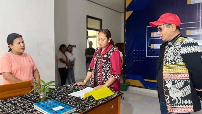 Wabup Rote Ndao Apremoi D. Dethan saat melakukan peninjauan kebersihan dan kualitas pelayanan di Dinas PUPR Kabupaten Rote Ndao
