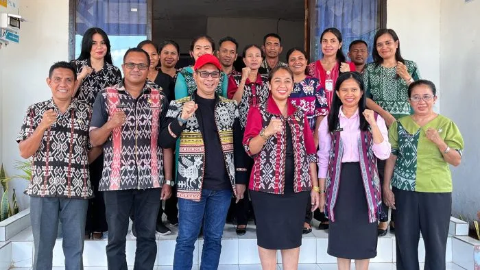 Wakil Bupati Rote Ndao Apremoi D. Dethan didampingi Asisten Pemerintahan dan Kesejahteraan Rakyat Setda Kabupaten Rote Ndao, Petson S. Hangge, S.Sos., bersama jajaran ASN Dinas Komunikasi, Informatika, Statistik, dan Persandian Kabupaten Rote Ndao usai melakukan peninjauan kebersihan dan kualitas pelayanan publik.